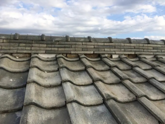 剥がれている棟瓦の漆喰